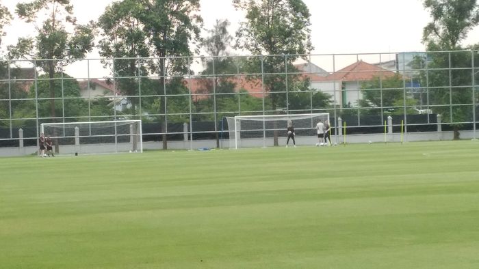 Latihan timnas U-17 Jerman di Lapangan Kotabarat, Surakarta pada Kamis (30/11/2023) hanya dihadiri oleh dua kiper, yakni Max Schmitt dan Louis Babatz.