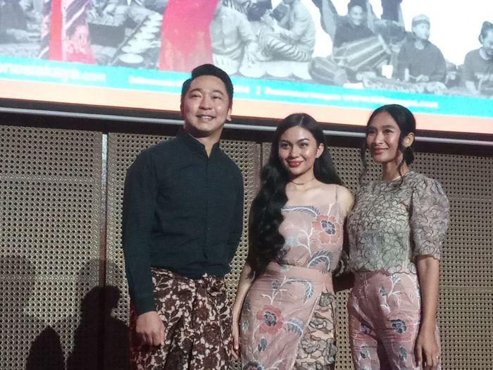 Happy Salma bersama Ariel Tatum saat press conference pagelaran seni Lestari Tradisi 'Sukabumi 1980' di kawasan M. Thamrin, Jakarta Pusat, Jumat (1/12/2023).