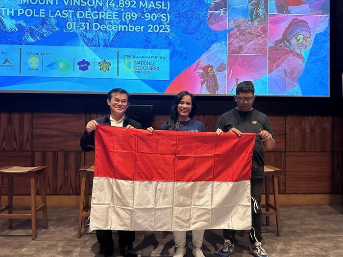 Putri Handayani (tengah) akan berangkat menaklukkan Vinson Massif dan menyambangi titik paling selatan di Antarktika. Keberangkatannya didukung oleh Kemenpora (diwakilkan oleh Yohan di kiri) dan Eiger Adventure.