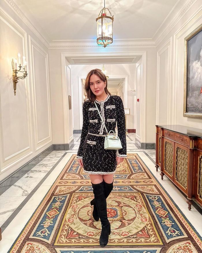 OOTD Shandy Aulia dengan tas Hermes Mini.