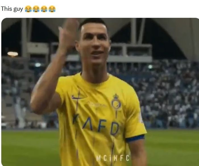 Reaksi Cristiano Ronaldo saat diteriaki nama Lionel Messi oleh fan Al Hilal.