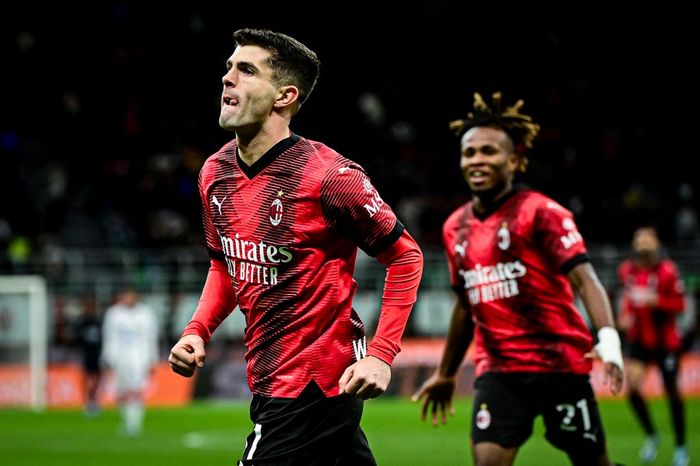 Christian Pulisic merayakan gol untuk AC Milan ke gawang Frosinone pada duel Liga Italia di San Siro (2/12/2023).