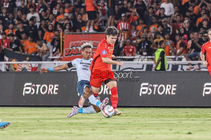 Ryo Matsumura (kanan) sedang menguasai bola dan berusaha ditekel Muhammad Toha (kiri) dalam laga pekan ke-21 Liga 1 2023 antara Persija Jakarta versus Persita Tangerang di Stadion Utama Gelora Bung Karno, Senayan, Jakarta, Minggu (3/12/2023).