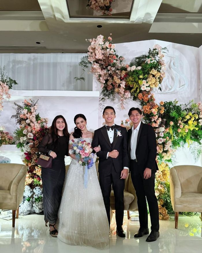 Felicya Angelista dan Caesar Hito saat menghadiri resepsi pernikahan Jonatan Christie dan Shanju