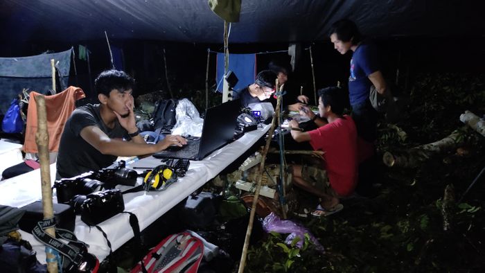 Setiap malam, tim melakukan observasi dan pendataan setiap spesimen yang ditemukan langsung dipimpin oleh Sadtata di tenda.