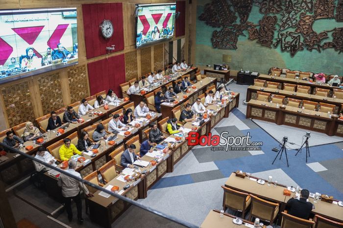 Suasana rapat kerja dengan Komisi X DPR (Dewan Perwakilan Rakyat) Republik Indonesia dengan agenda naturalisasi dua atlet yakni Jay Idzez dan Nathan Tjoe A On di Gedung DPR RI, Senayan, Jakarta, Senin (4/12/2023).