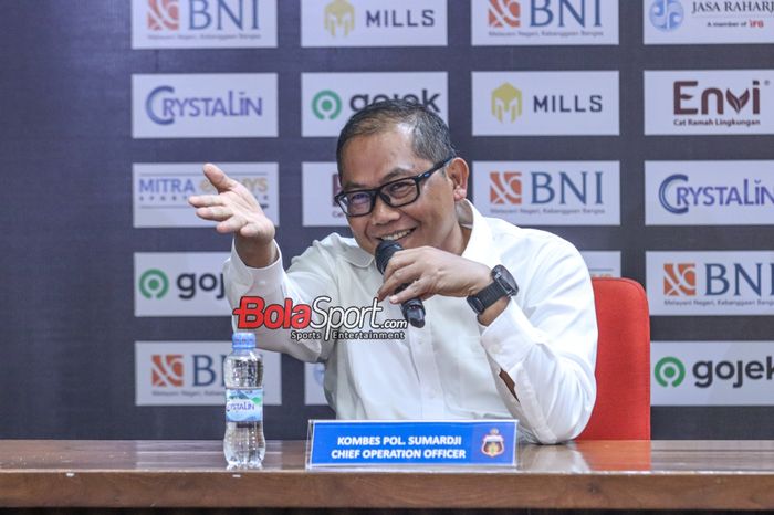 Chief Operating Officer (COO) Bhayangkara FC, Sumardji, sedang memberikan keterangan kepada awak media dalam sesi jumpa pers di Media Center Stadion Utama Gelora Bung Karno, Senayan, Jakarta, Senin (4/12/2023) malam.