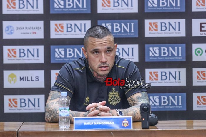 Pemain baru Bhayangkara FC, Radja Nainggolan, saat hadir dalam sesi jumpa pers di Media Center Stadion Utama Gelora Bung Karno, Senayan, Jakarta, Senin (4/12/2023) malam.