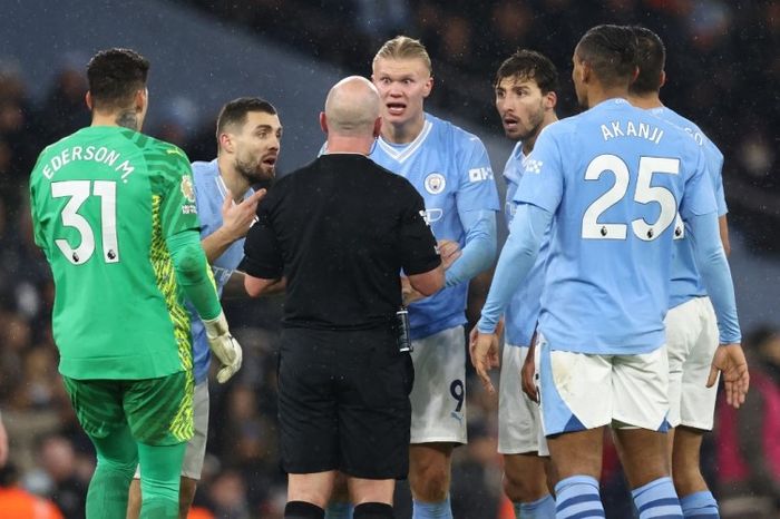 Momen para pemain Manchester City mengamuk kepada wasit dalam laga kontra Tottenham Hotpsur.