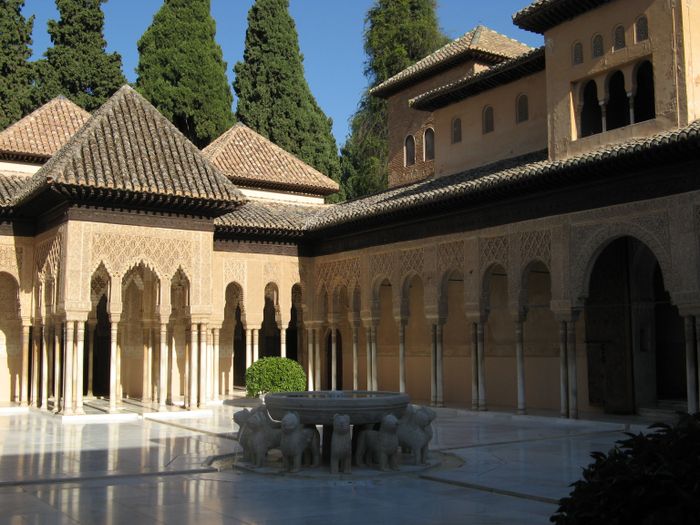 Patio de los Leones (Pengadilan Singa) adalah sebuah lapangan berbentuk bujur sangkar dengan panjang 35 meter dan lebar 20 meter. Di sekeliling pelataran terdapat galeri berdekorasi indah yang didukung oleh 124 kolom marmer putih.