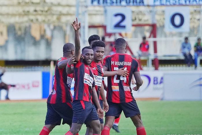 Selebrasi pemain Persipura Jayapura saat melawan Persewar Waropen pada pekan ke-11 Grup 4 Liga 2 2023/2024.