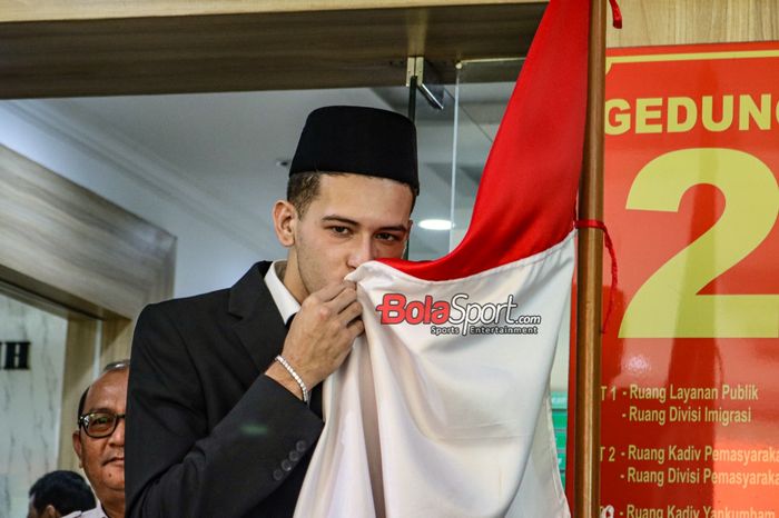 Pemain naturalisasi timnas Indonesia, Justin Hubner, sedang berfoto di Kantor Kanwil Kemenkumham DKI Jakarta, Cawang, Jakarta, Rabu (6/12/2023).