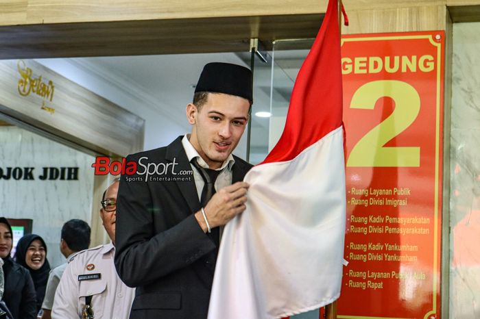 Pemain naturalisasi timnas Indonesia, Justin Hubner, sedang berfoto di Kantor Kanwil Kemenkumham DKI Jakarta, Cawang, Jakarta, Rabu (6/12/2023).