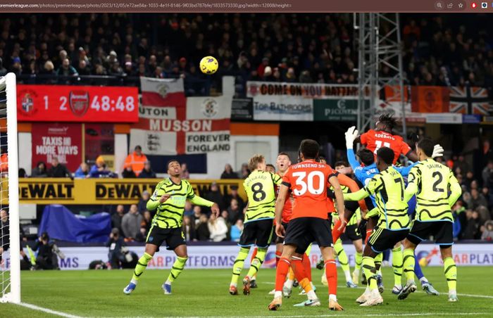 Penyerang Luton Town, Elijah Adebayo, mencetak gol ke gawang Arsenal pada matchweek 15 Liga Inggris 2023-2024 di Stadion Kenilworth Road, Rabu (6/12/2023) dini hari WIB.