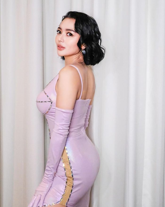 Potret penampilan Wika Salim dengan dress lilac.