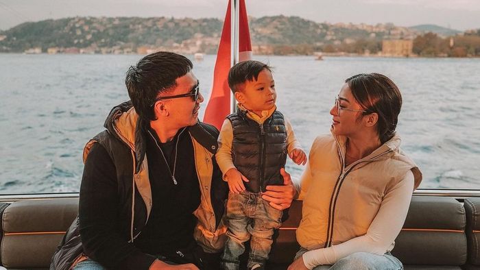 Nikita Willy bersama keluarganya saat berlibur.