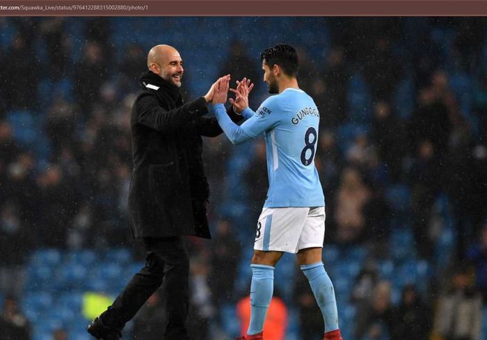 Ilkay Guendogan bersama dengan Pep Guardiola saat masih membela Manchester City.