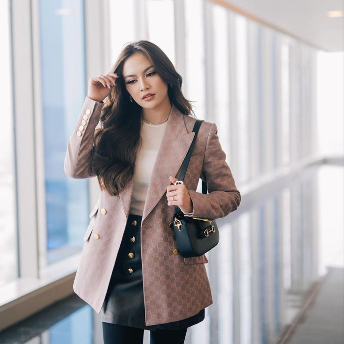 Mahalini kenakan blazer Gucci nan mewah.