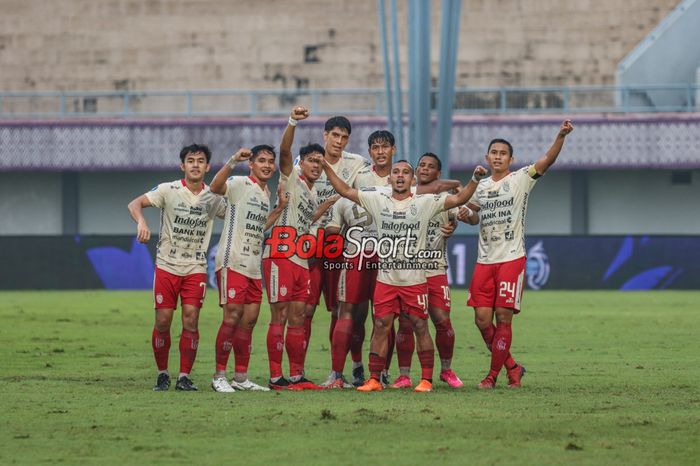 Eber Bessa dan sejumlah pemain Bali United sedang merayakan gol dalam laga pekan ke-22 Liga 1 2023 melawan Dewa United di Stadion Indomilk Arena, Tangerang, Banten, Jumat (8/12/2023).