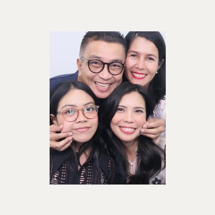 Helmy Yahya bersama istri dan dua orang putrinya.