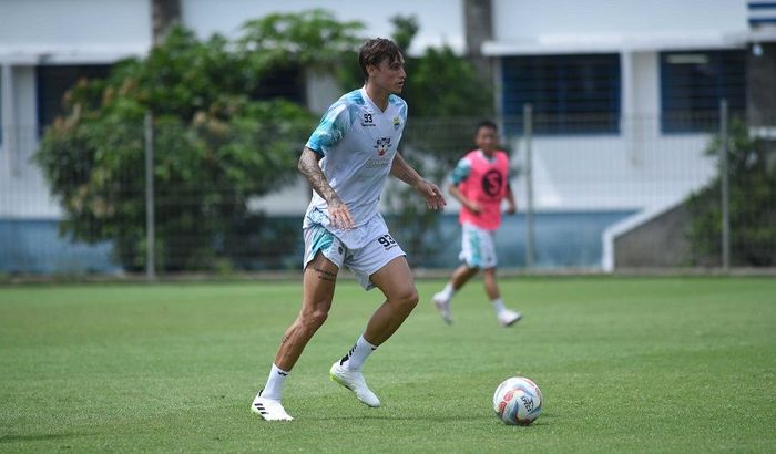 Stefano Beltrame, saat menjalani sesi latihan bersama Persib Bandung, Jumat (8/12/2023).