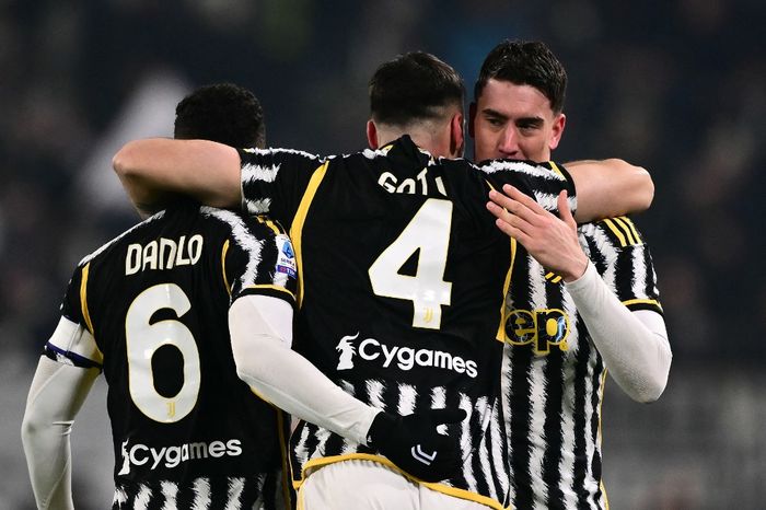 Bek Juventus, Federico Gatti, merayakan gol ke gawang Napoli dalam giornata 15 Liga Italia 2023-2024 di Allianz Stadium, Jumat (8/12/2023). Tim asuhan Massimiliano Allegri paling doyan menang 1-0, Juve bisa fotokopi scudetto AC Milan 20 tahun silam.