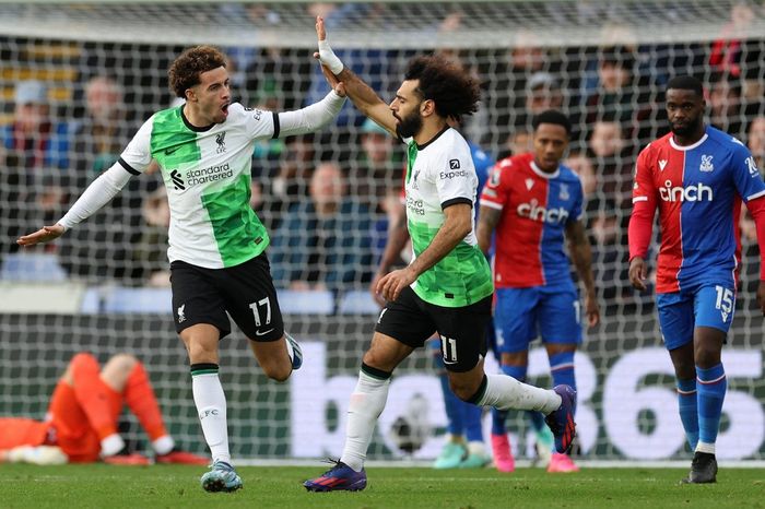 Striker Liverpool, Mohamed Salah, merayakan gol ke gawang Crystal Palace pada laga lanjutan Liga Inggris di Stadion Selhurst Park, Sabtu (9/12/2023).