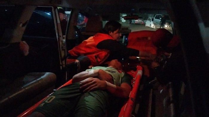 Kiper PSM Makassar, Muhammad Reza Arya Pratama harus dilarikan ke rumah sakit karena terkena benturan pemain Bhayangkara FC di masa injury time, dalam laga di Stadion B.J. Habibie Parepare, Jumat (8/12/2023).