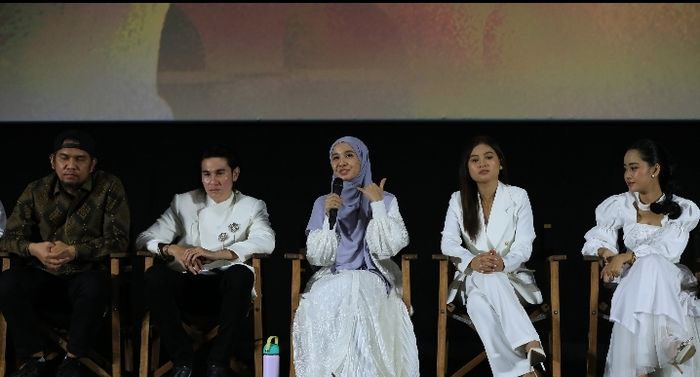 Laudya Cynthia Bella dan Vino G. Bastian saat Gala Premier film Hamka &amp; Siti Raham vol. 2 di CGV Grand Indonesia, Jumat (8/12/2023).