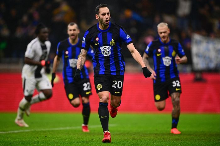 Hakan Calhanoglu (depan) merayakan gol pembuka Inter Milan ke gawang Udinese dalam duel Liga Italia di San Siro (9/12/2023).