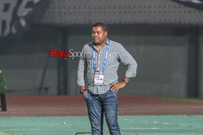 Pelatih Persita Tangerang, Divaldo Alves, sedang memantau para pemainnya bertanding di Stadion Indomilk Arena, Tangerang, Banten, Minggu (10/12/2023) malam.