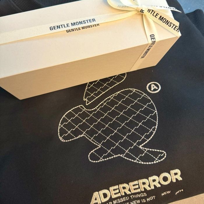 Ayu unggah hadiah dari Boy William.