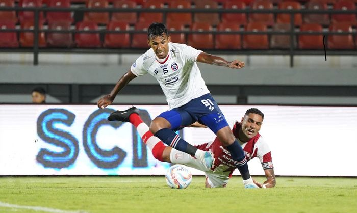 Pemain Arema FC Gilbert Alvares saat menguasai bola dalam laga melawan Persis Solo pada pekan ke-22 Liga 1 2023/2024 yang berlangsung di Stadion Kapten I Wayan Dipta, Gianyar, Bali, Sabtu (9/12/2023).