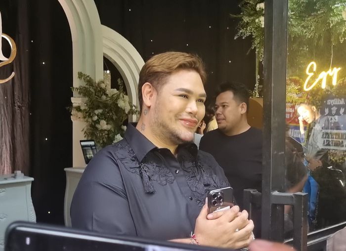 Ivan Gunawan hadiri pernikahan Adiba Khanza dan Egy Maulana di Halff Patiunus, Jakarta Selatan, Minggu (10/12/2023).