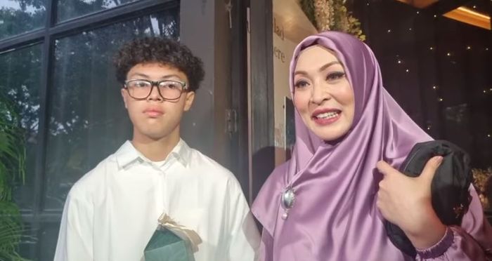 Angelina Sondakh dan Keanu Massaid saat ditemui Grid.ID di kawasan Kebayoran Baru, Jakarta Selatan, Minggu (10/12/2023).