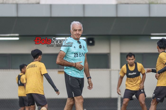 Pelatih Bhayangkara FC, Mario Gomez, sedang memantau para pemainnya berlatih di Lapangan B, Senayan, Jakarta, Selasa (12/8/2023) sore.