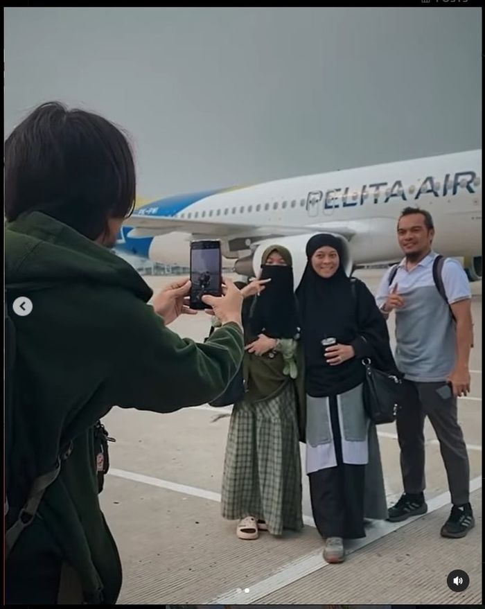 Momen kocak Fiersa Besari diminta jadi fotografer dadakan dari ibu-ibu di bandara
