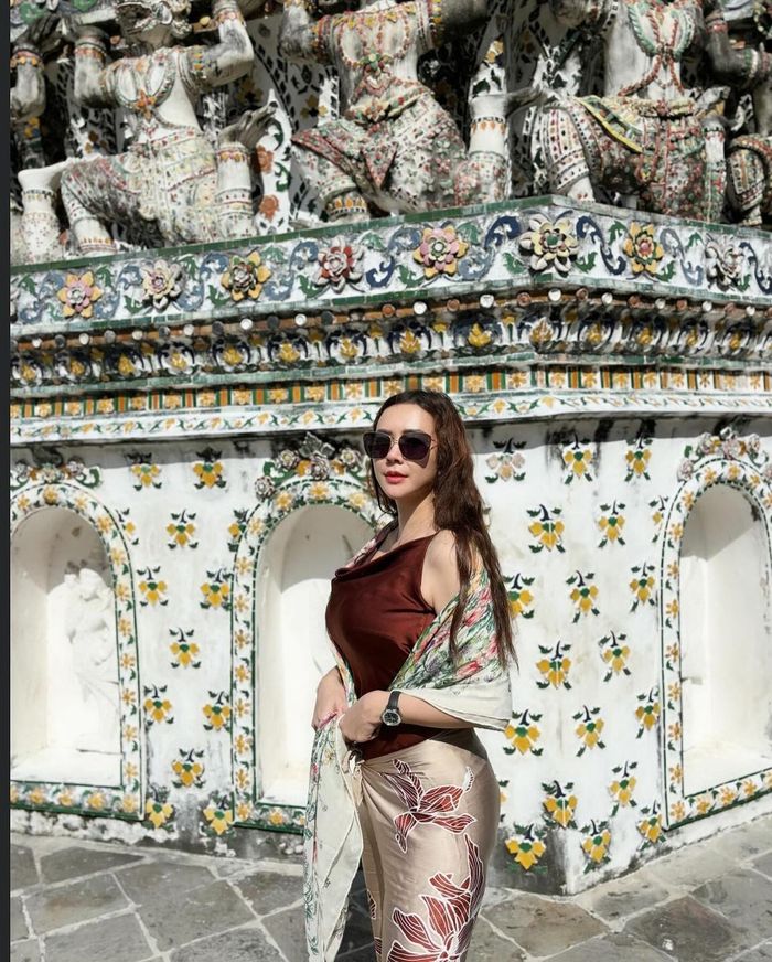 Foto liburan Aura Kasih di Wat Arun, Thailand.