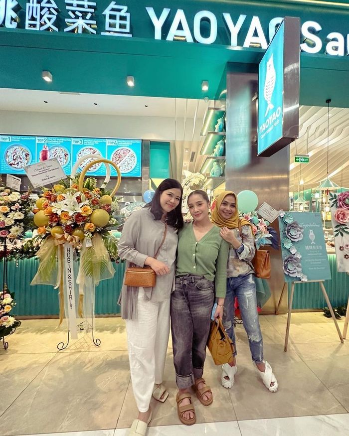 Nagita Slavina bersama sang ibunda Rieta Amilia dan sahabatnya, Feni Nugraha.