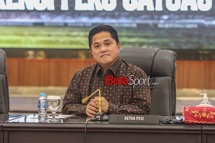 Ketua Umum PSSI, Erick Thohir, saat hadir dalam sesi jumpa pers di Ruang Rupattama Mabes Polri, Jakarta, Rabu (13/12/2023).