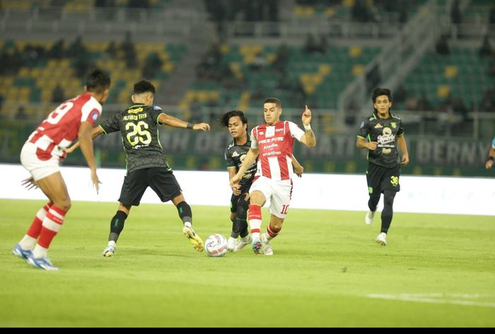 Suasana pertandingan Persebaya vs Persis pada laga tunda pekan ke-18 Liga 1 2023/2024 di Stadion Gelora Bung Tomo, Surabaya, Rabu (13/12/2023).