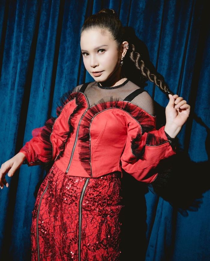 Rossa dalam balutan dress merah saat konser di Sabah, Malaysia.