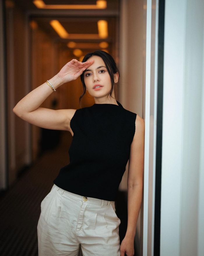 OOTD modis hitam putih ala Pevita Pearce.