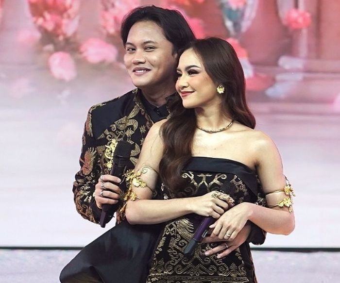 Penampilan mesra Mahalini dan Rizky Febian. 