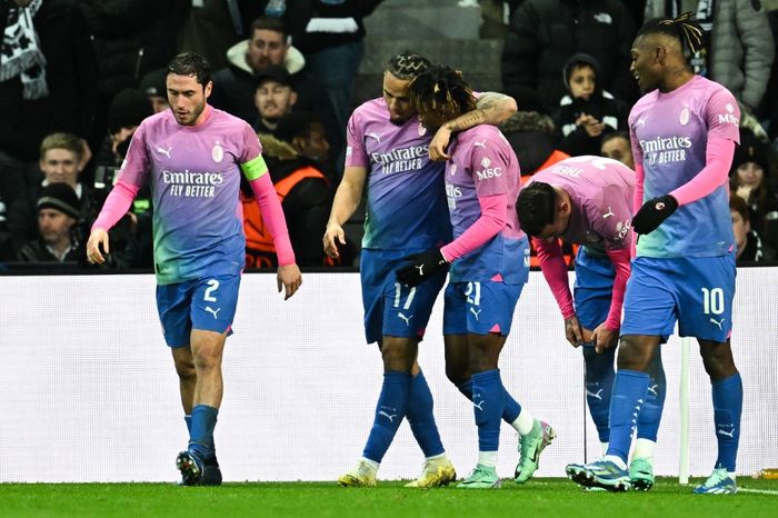 Gelandang AC Milan, Samuel Chukwueze, merayakan gol ke gawang Newcastle United pada matchday ke-6 Liga Champions di Stadion St. James' Park, Rabu (13/12/2023).