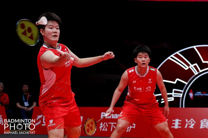 Ganda putri China, Liu Sheng Shu/Tan Ning beraksi pada laga kedua penyisihan grup BWF World Tour Finals 2023 di Hangzhou Olympic Sports Centre, Hangzhou, China, Kamis (14/12/2023)