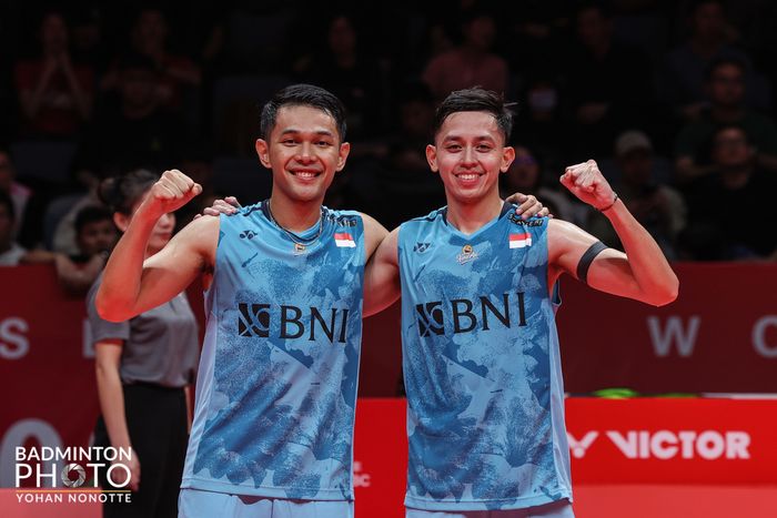 Pasangan ganda putra Indonesia, Fajar Alfian/Muhammad Rian Ardianto berselebrasi usai pastikan kemenangan kedua di babak penyisihan Grup B BWF World Tour Finals 2023 di Hangzhou Olympic Sports Centre, Hangzhou, China, Kamis (14/12/2023).