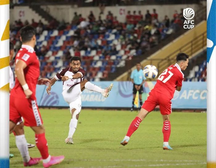 Pemain PSM, Yakob Sayuri mencetak gol ke gawang Sabah FC pada laga terakhir Grup H Piala AFC 2023 di Stadion Likas, Sabah, Malaysia, Kamis (14/12/2023).