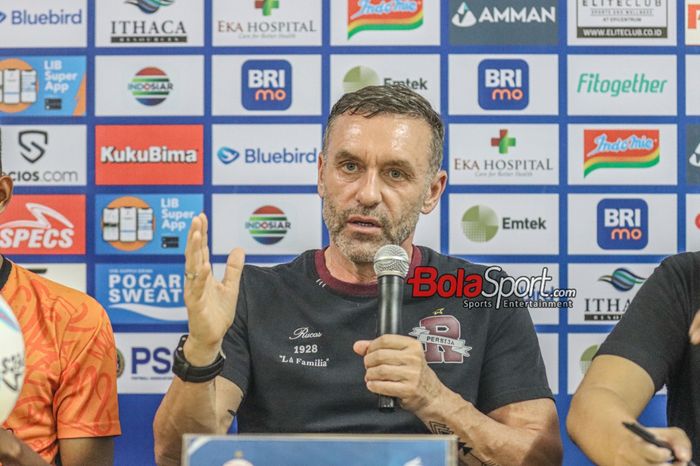 Pelatih Persija Jakarta, Thomas Doll, sedang memberikan keterangan kepada awak media di Stadion Patriot Candrabhaga, Bekasi, Jawa Barat, Jumat (15/12/2023).