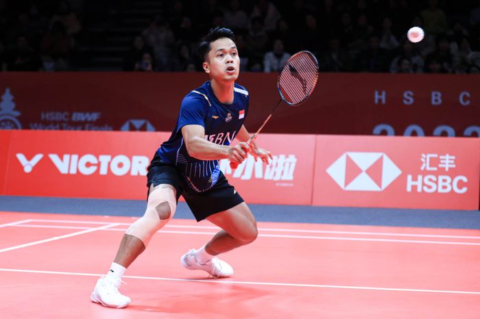 Tunggal putra Indonesia, Anthony Sinisuka Ginting, saat tampil pada laga terakhir fase grup BWF World Tour Finals 2023 di Hangzhou Olympic Sports Centre, Hangzhou, China, 15 Desember 2023.